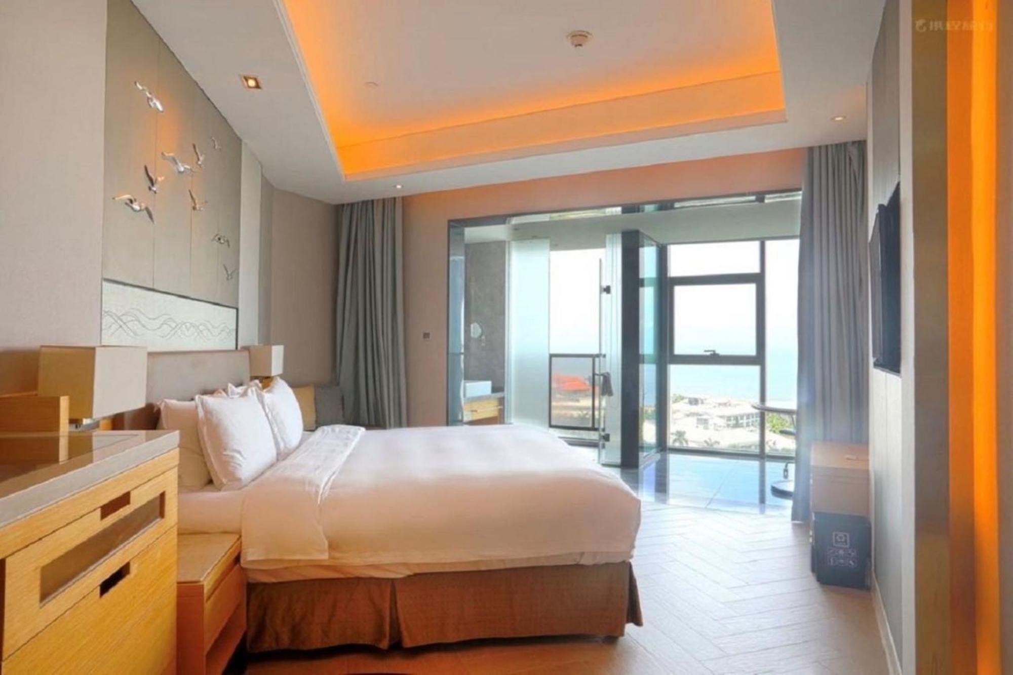 Holiday Inn Haikou West Coast By Ihg Exteriör bild